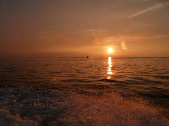 Lindo entardecer no barco a caminho do mergulho com as arraias manta, em Kona, na Big Island, no Havaí